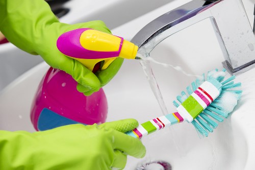 Kitchen deep cleaning during end of tenancy cleaning in Hounslow